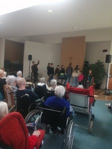 Žáci ZUŠ zazpívali seniorům hity Hany Zagorové