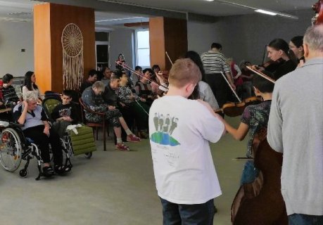 Návštěva žáků ZŠ s hudebním vystoupením
