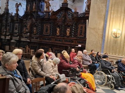 Zádušní mše svatá za obyvatelku domova a návštěva hřbitova