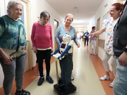 Domov pro seniory Uherské Hradiště zavádí robota Robina pro lepší péči o seniory