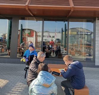 Procházku si občas klienti odlehčovací služby zpříjemní návštěvou nedalekého občerstvení